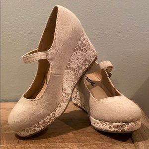 SODA Girls Wedge Heels in Canvas and Lace size 2M